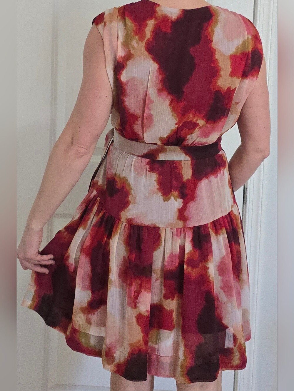 Taylor Sleeveless V-Neck Tie-Detailed Dress in Burgundy & Blush, L - Picture 3 of 16